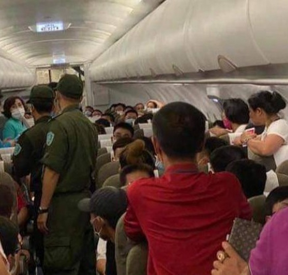 H&agrave;nh kh&aacute;ch bị y&ecirc;u cầu rời khỏi m&aacute;y bay, phạt 8,5 triệu v&igrave; một h&agrave;nh động- Ảnh 2.