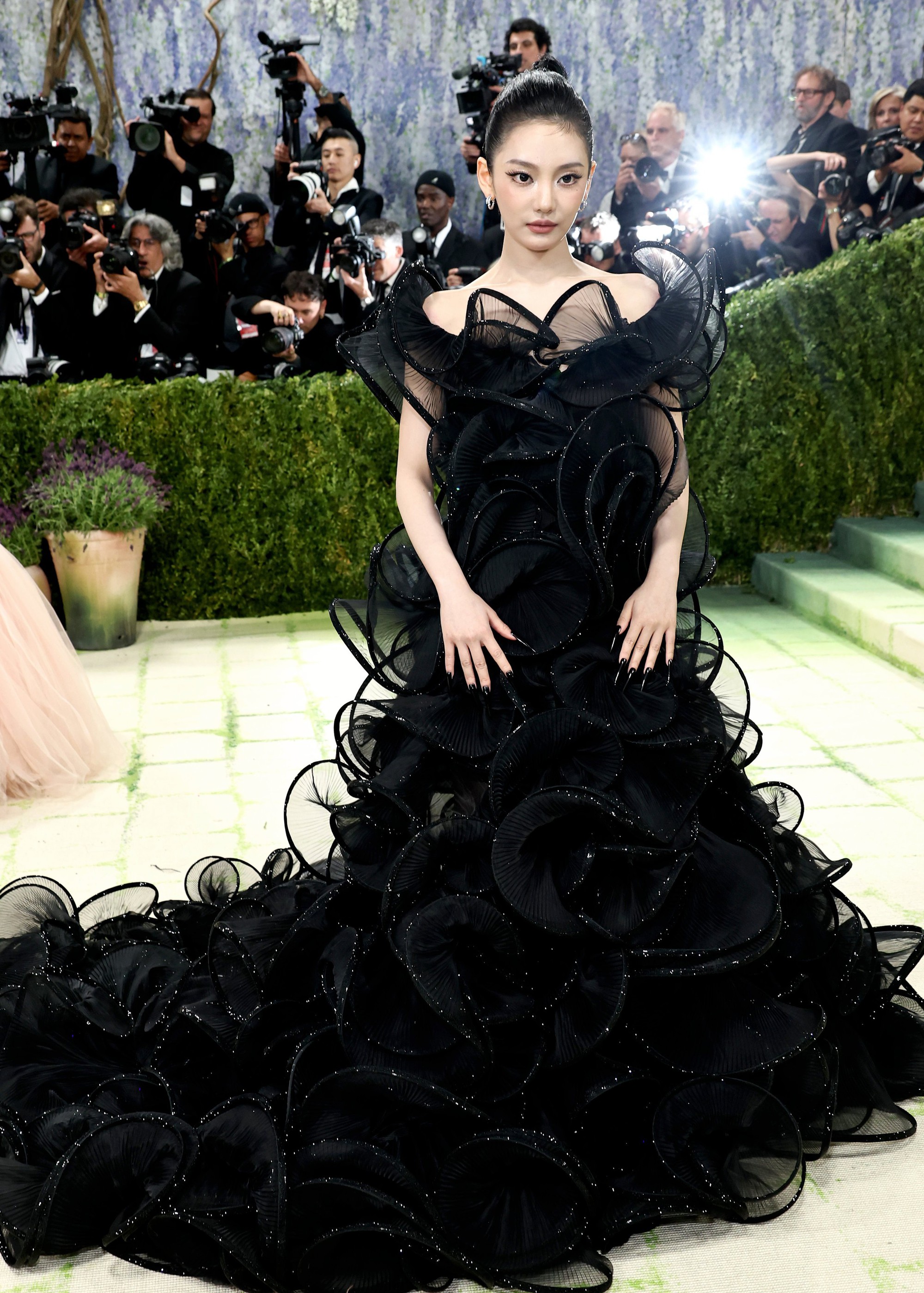 Chuyện g&igrave; đ&atilde; xảy ra với nữ idol Kpop trẻ nhất Met Gala: "Mất t&iacute;ch" kh&oacute; hiểu, fan truy t&igrave;m đến ph&aacute;t c&aacute;u- Ảnh 1.