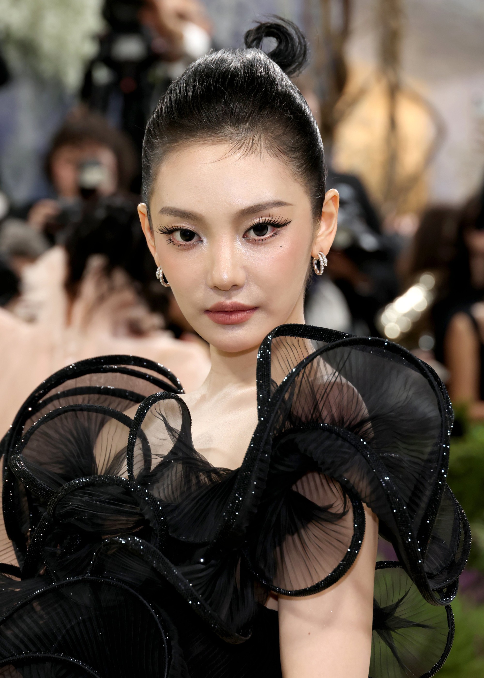 Chuyện g&igrave; đ&atilde; xảy ra với nữ idol Kpop trẻ nhất Met Gala: "Mất t&iacute;ch" kh&oacute; hiểu, fan truy t&igrave;m đến ph&aacute;t c&aacute;u- Ảnh 13.