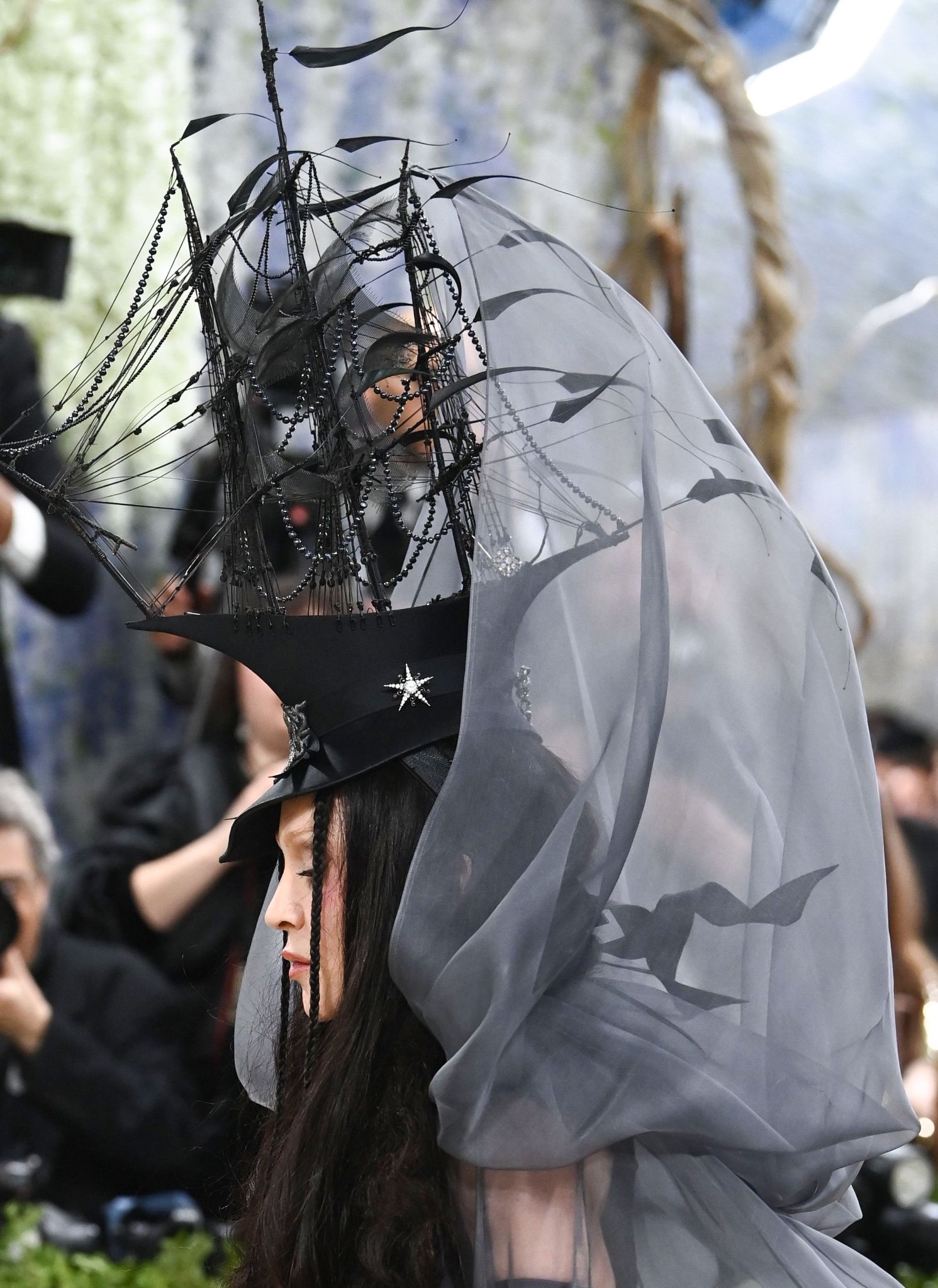 Cả Met Gala phải dạt ra v&igrave; "chị đại" n&agrave;y: Mang 7 mỹ nữ đi qu&eacute;t sạch thảm xanh, đến d&agrave;n sao ưa chặt ch&eacute;m nhất cũng kh&ocirc;ng đọ lại- Ảnh 3.