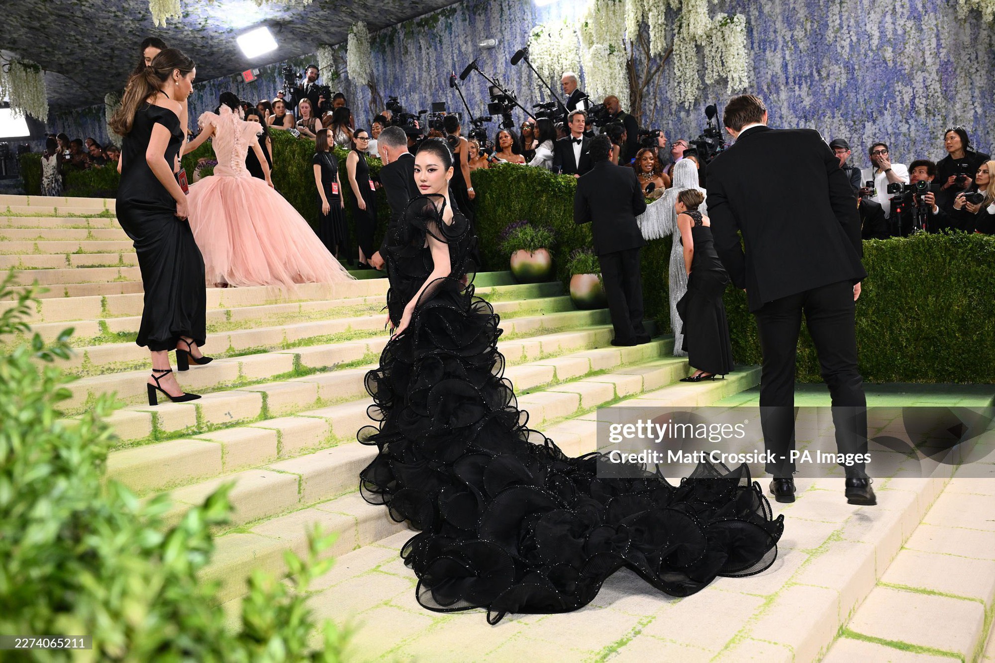 Chuyện g&igrave; đ&atilde; xảy ra với nữ idol Kpop trẻ nhất Met Gala: "Mất t&iacute;ch" kh&oacute; hiểu, fan truy t&igrave;m đến ph&aacute;t c&aacute;u- Ảnh 2.