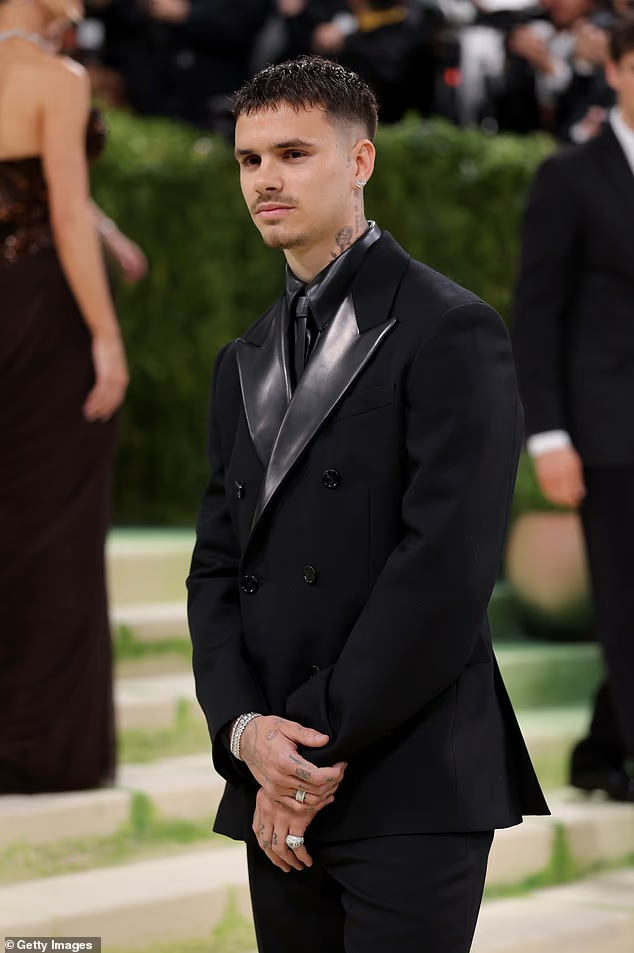 Romeo Beckham g&acirc;y ấn tượng trong lần đầu dự Met Gala, vợ chồng Brooklyn - Victoria &ldquo;vắng mặt b&iacute; ẩn&rdquo; giữa drama gia đ&igrave;nh- Ảnh 2.