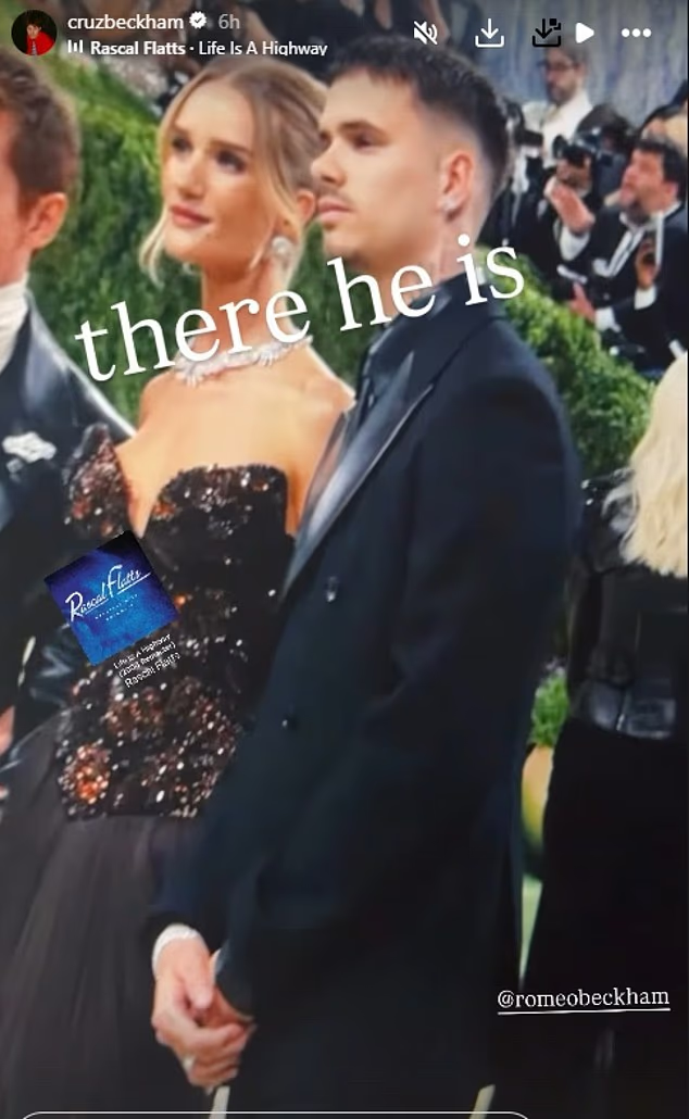 Romeo Beckham g&acirc;y ấn tượng trong lần đầu dự Met Gala, vợ chồng Brooklyn - Victoria &ldquo;vắng mặt b&iacute; ẩn&rdquo; giữa drama gia đ&igrave;nh- Ảnh 4.