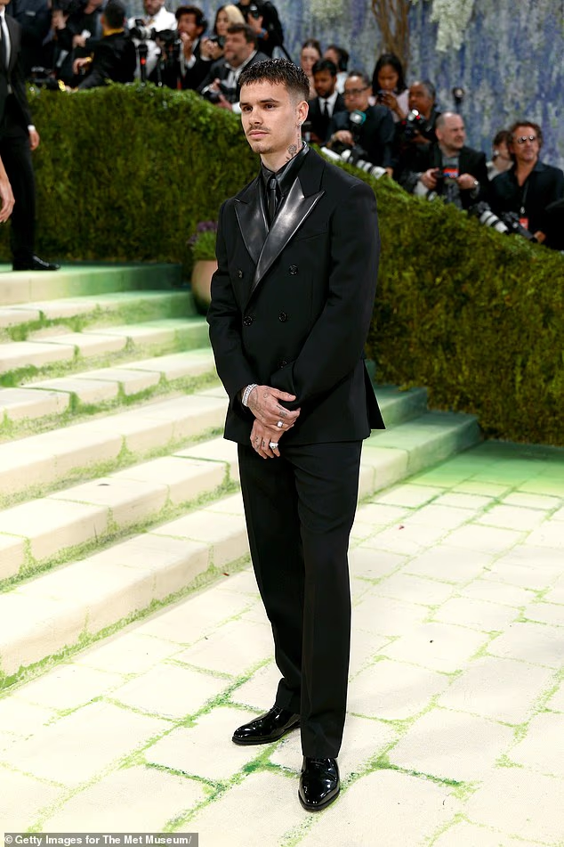 Romeo Beckham g&acirc;y ấn tượng trong lần đầu dự Met Gala, vợ chồng Brooklyn - Victoria &ldquo;vắng mặt b&iacute; ẩn&rdquo; giữa drama gia đ&igrave;nh- Ảnh 1.