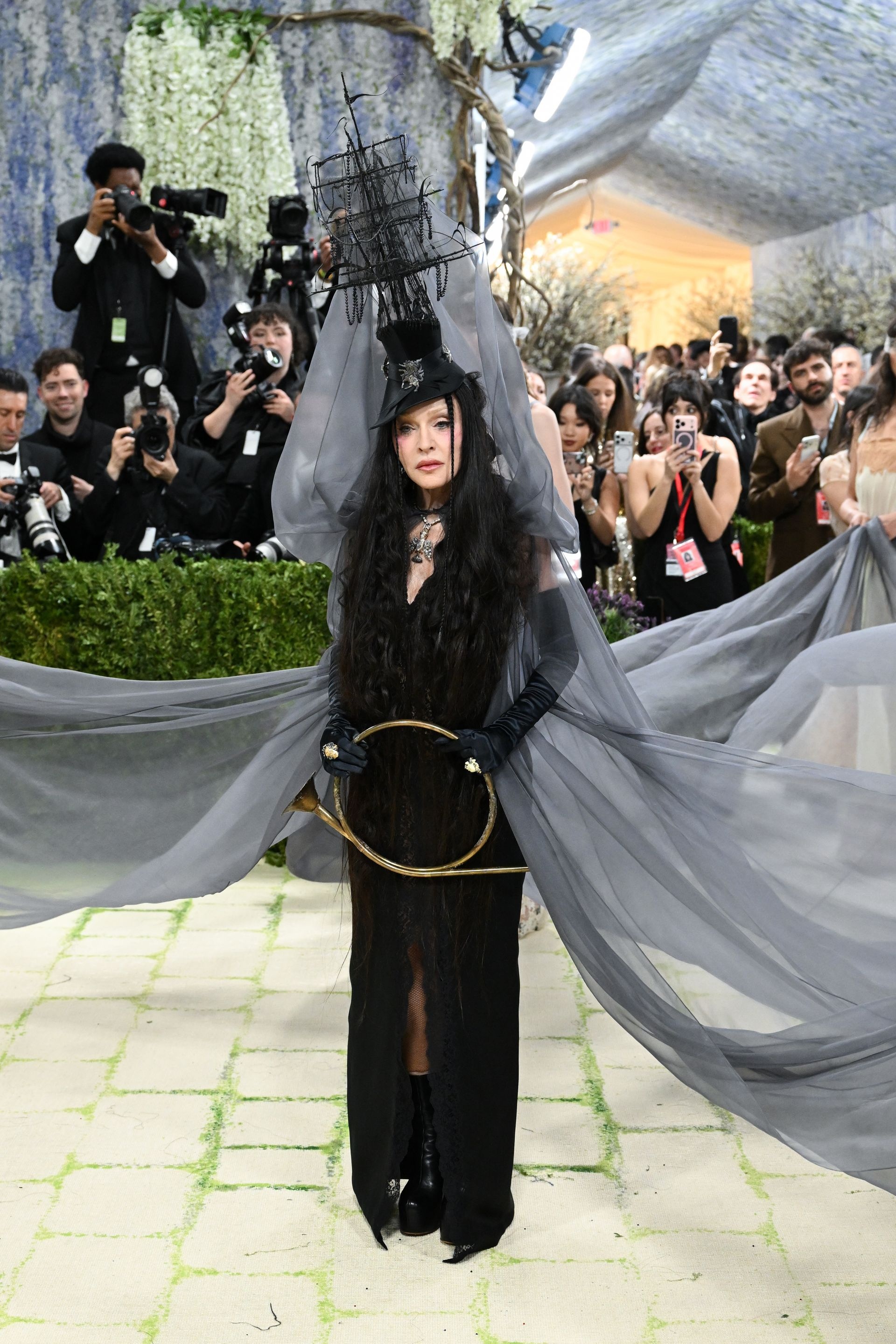 Cả Met Gala phải dạt ra v&igrave; "chị đại" n&agrave;y: Mang 7 mỹ nữ đi qu&eacute;t sạch thảm xanh, đến d&agrave;n sao ưa chặt ch&eacute;m nhất cũng kh&ocirc;ng đọ lại- Ảnh 1.