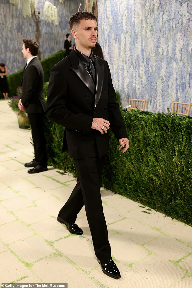 Romeo Beckham g&acirc;y ấn tượng trong lần đầu dự Met Gala, vợ chồng Brooklyn - Victoria &ldquo;vắng mặt b&iacute; ẩn&rdquo; giữa drama gia đ&igrave;nh- Ảnh 5.