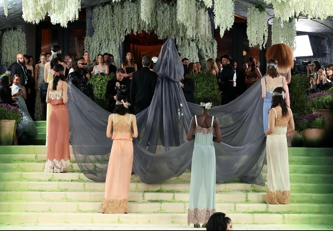 Cả Met Gala phải dạt ra v&igrave; "chị đại" n&agrave;y: Mang 7 mỹ nữ đi qu&eacute;t sạch thảm xanh, đến d&agrave;n sao ưa chặt ch&eacute;m nhất cũng kh&ocirc;ng đọ lại- Ảnh 5.