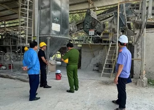 Bị m&aacute;y x&uacute;c đ&egrave; v&agrave;o người, nam c&ocirc;ng nh&acirc;n tử vong thương t&acirc;m - Ảnh 1.
