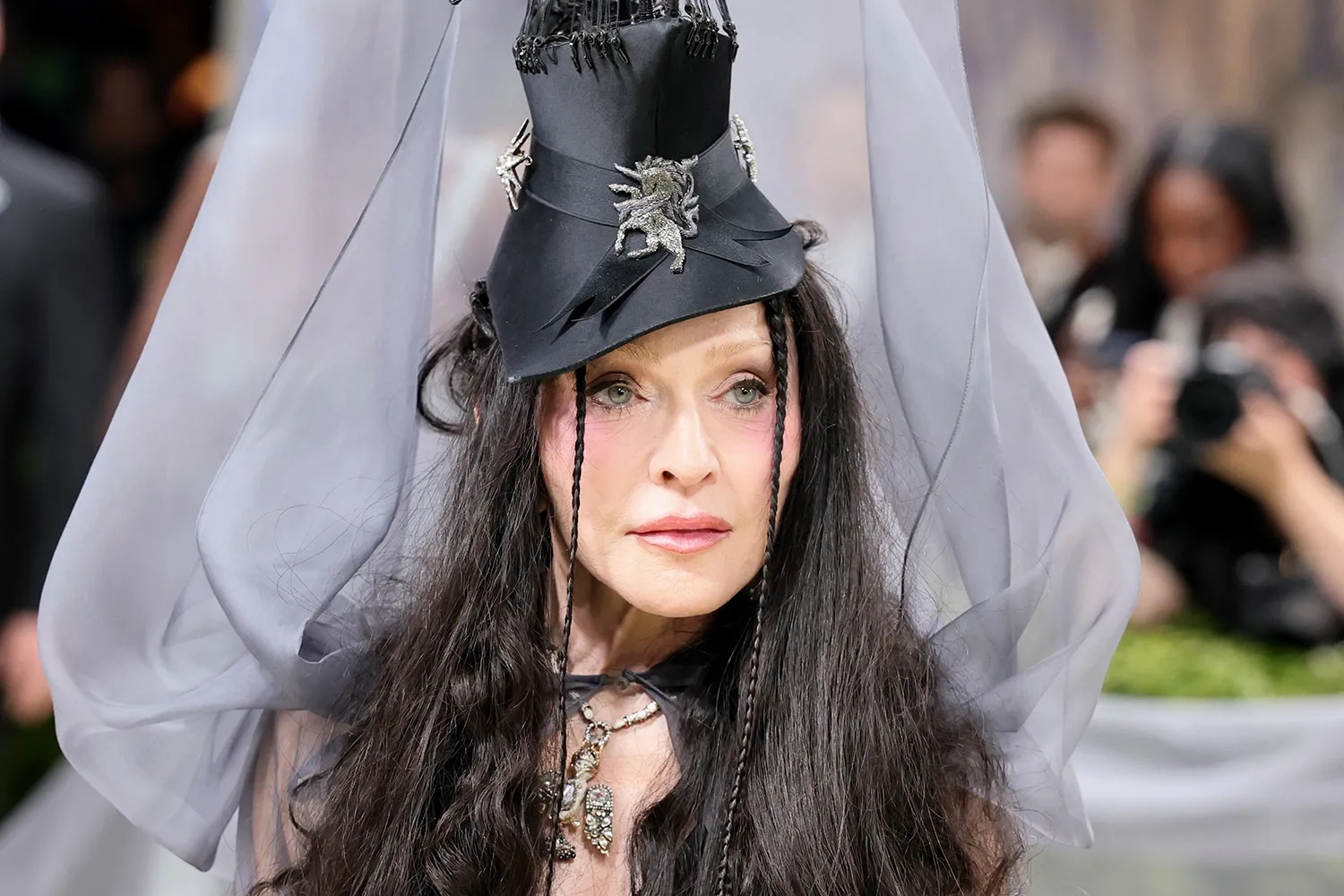 Cả Met Gala phải dạt ra v&igrave; "chị đại" n&agrave;y: Mang 7 mỹ nữ đi qu&eacute;t sạch thảm xanh, đến d&agrave;n sao ưa chặt ch&eacute;m nhất cũng kh&ocirc;ng đọ lại- Ảnh 2.
