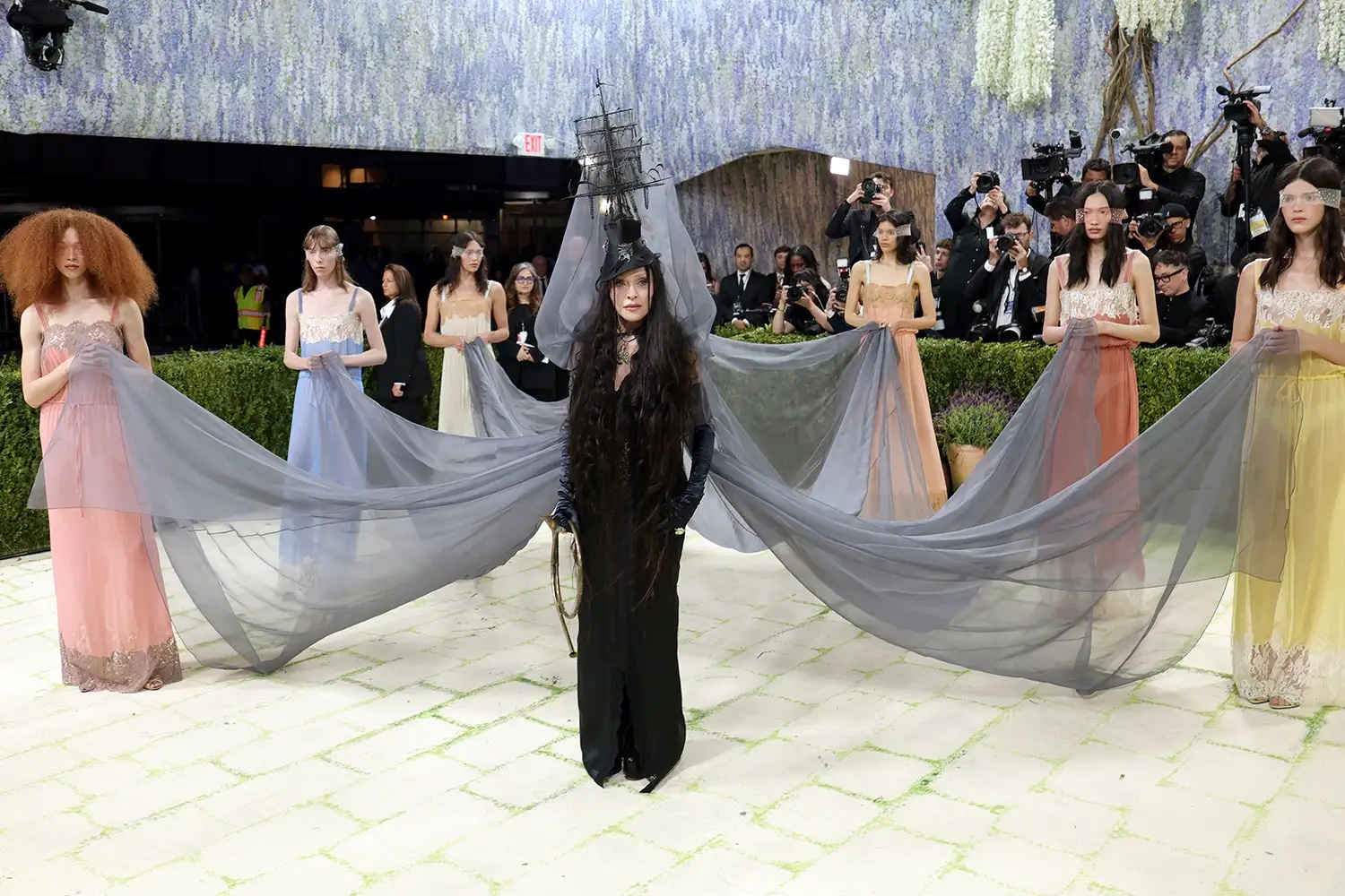 Cả Met Gala phải dạt ra v&igrave; "chị đại" n&agrave;y: Mang 7 mỹ nữ đi qu&eacute;t sạch thảm xanh, đến d&agrave;n sao ưa chặt ch&eacute;m nhất cũng kh&ocirc;ng đọ lại- Ảnh 4.