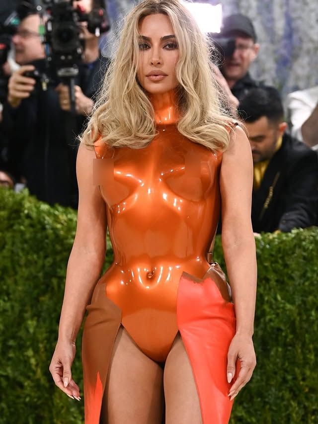 Chị em Kardashian đổ bộ Met Gala: Kim như iPhone 17, Kendall - Kylie lăng x&ecirc; mốt nhức mắt - Ảnh 4.