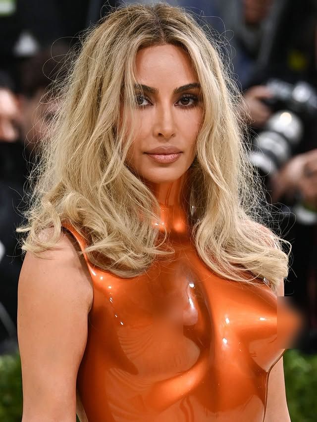 Chị em Kardashian đổ bộ Met Gala: Kim như iPhone 17, Kendall - Kylie lăng x&ecirc; mốt nhức mắt - Ảnh 5.