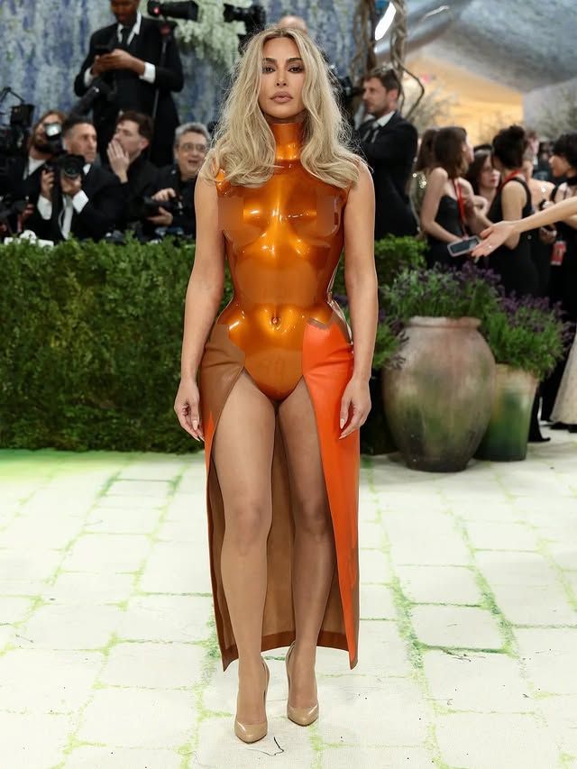 Chị em Kardashian đổ bộ Met Gala: Kim như iPhone 17, Kendall - Kylie lăng x&ecirc; mốt nhức mắt - Ảnh 2.