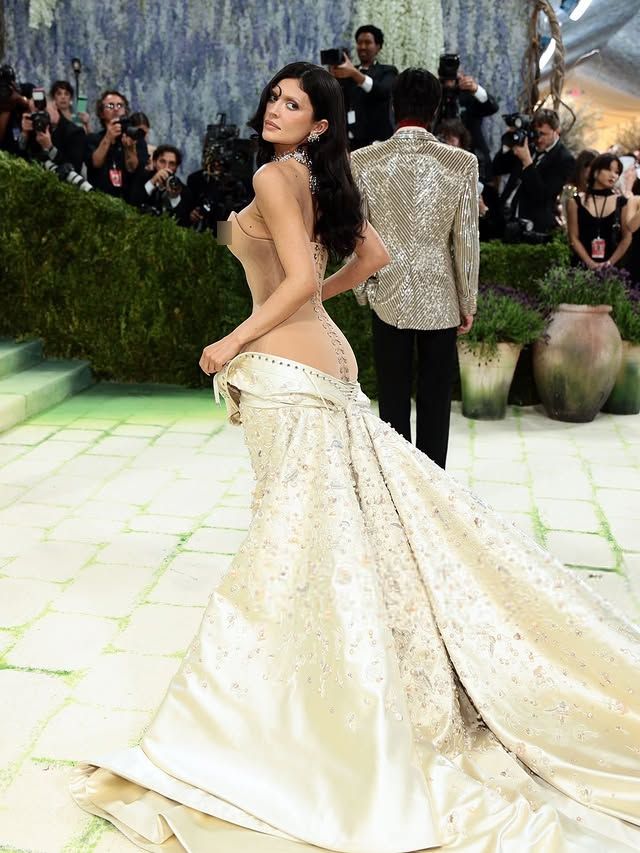 Chị em Kardashian đổ bộ Met Gala: Kim như iPhone 17, Kendall - Kylie lăng x&ecirc; mốt nhức mắt - Ảnh 10.
