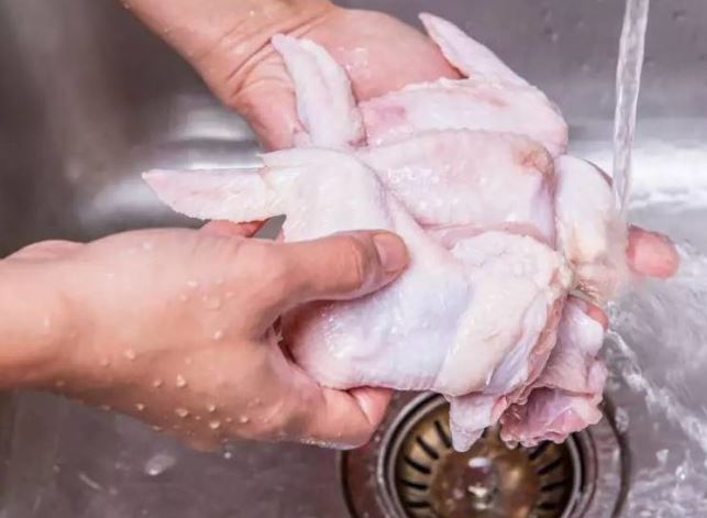 Rửa thịt g&agrave; trước khi nấu: Th&oacute;i quen tưởng tốt kh&ocirc;ng ngờ "cực hại" - Ảnh 1.