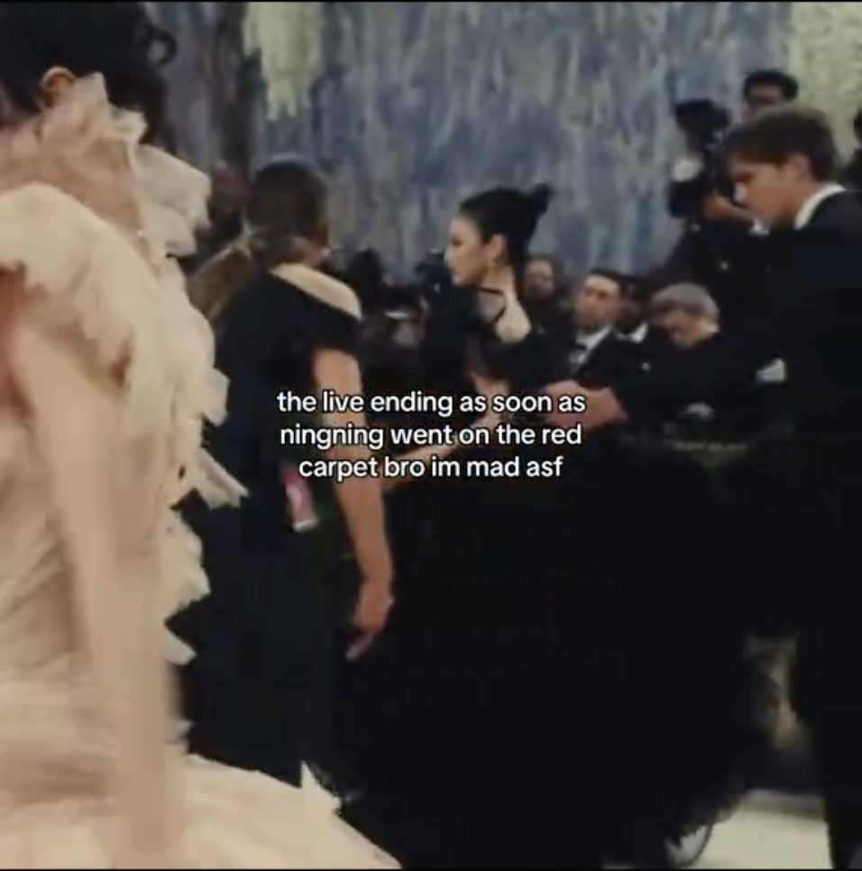 Chuyện g&igrave; đ&atilde; xảy ra với nữ idol Kpop trẻ nhất Met Gala: "Mất t&iacute;ch" kh&oacute; hiểu, fan truy t&igrave;m đến ph&aacute;t c&aacute;u- Ảnh 11.