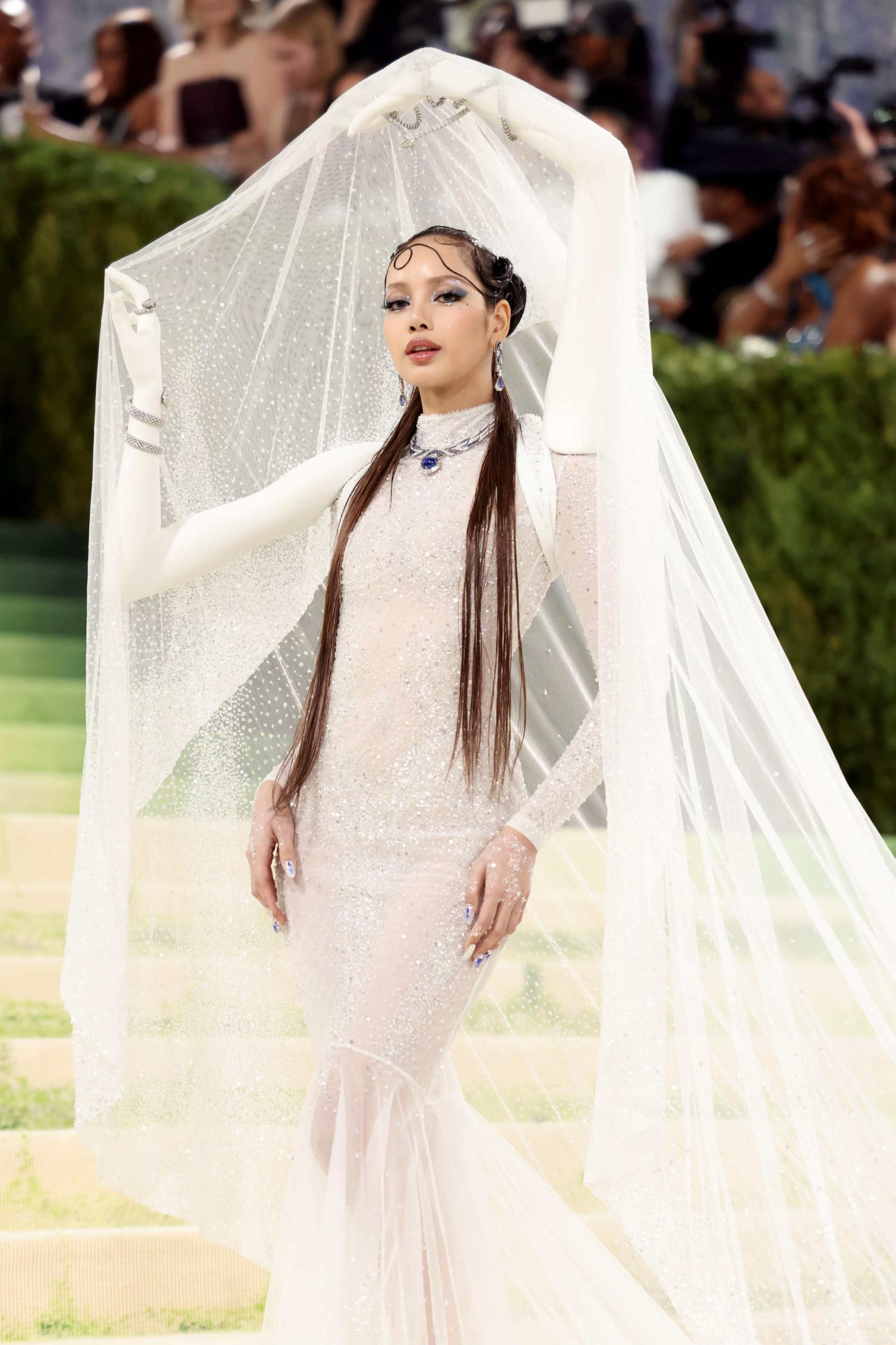 Các motif cánh tay được quét 3D dựa trên chính tay của Lisa.