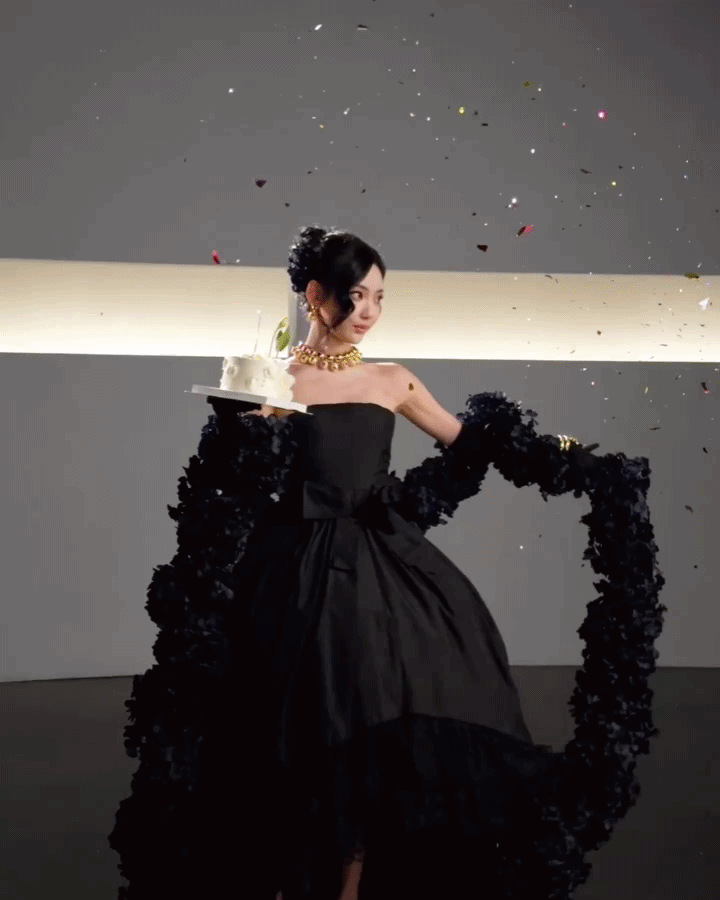 Chuyện g&igrave; đ&atilde; xảy ra với nữ idol Kpop trẻ nhất Met Gala: "Mất t&iacute;ch" kh&oacute; hiểu, fan truy t&igrave;m đến ph&aacute;t c&aacute;u- Ảnh 15.