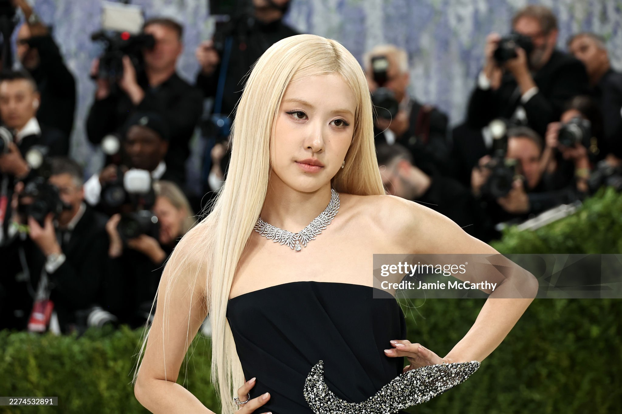 Ros&eacute; cứ đi thảm đỏ m&agrave; nh&agrave;n t&ecirc;nh thế n&agrave;y th&igrave; dẫu l&agrave; fan cũng kh&ocirc;ng khỏi ng&aacute;n ngẩm- Ảnh 2.