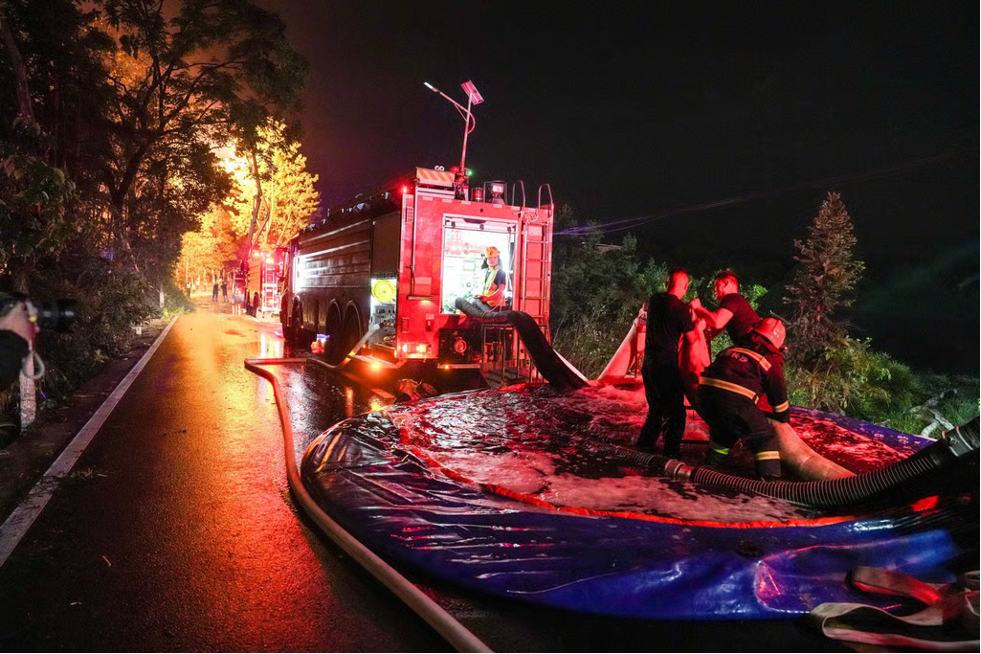 Nổ nh&agrave; m&aacute;y ph&aacute;o hoa ở Trung Quốc, 82 người thương vong - Ảnh 3.