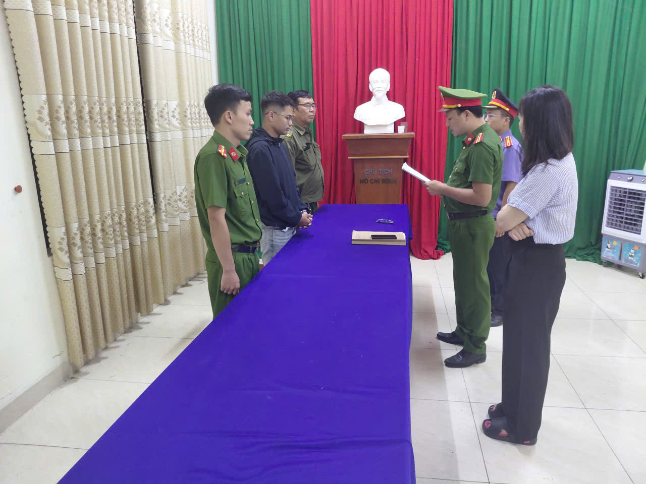 Vụ cháy ô tô ở Đà Nẵng: 2 người thiệt mạng do bỏng và ngạt khí trong xe - Ảnh 1.