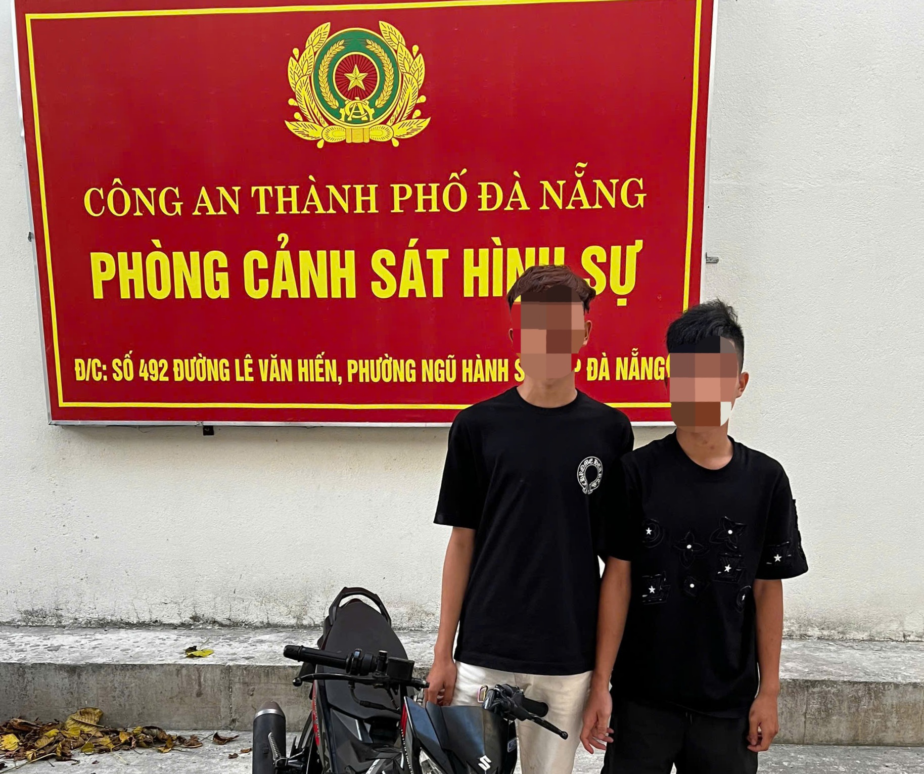 Nam thiếu ni&ecirc;n rủ bạn đột nhập ph&ograve;ng ngủ của mẹ m&igrave;nh - Ảnh 1.