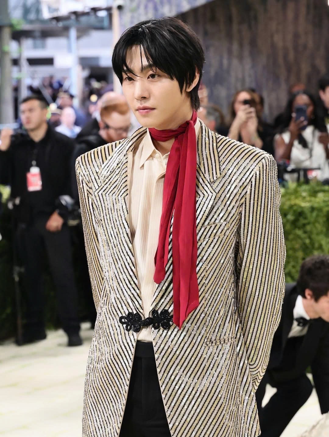 Mỹ nam cao 1m88 ki&ecirc;n nhẫn chờ Jisoo chụp h&igrave;nh chung ở Met Gala l&agrave; ngoại lệ 11 năm mới c&oacute; lại của H&agrave;n Quốc- Ảnh 2.