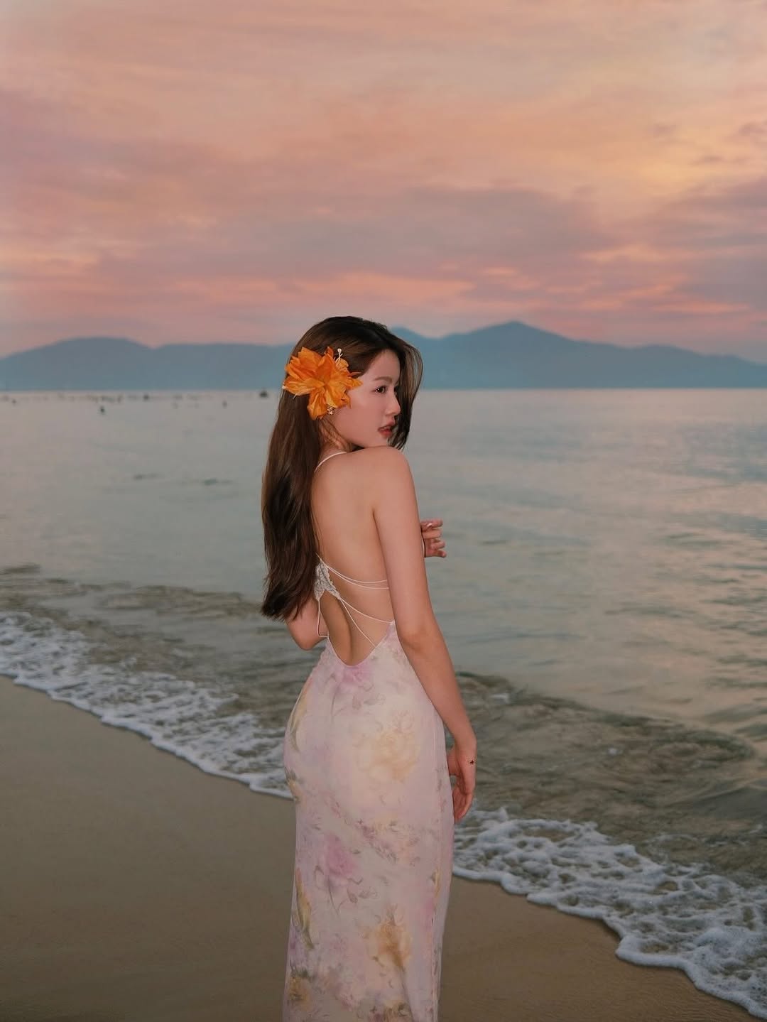 Tăng Mỹ H&agrave;n đi biển: &Iacute;t diện bikini, chuộng v&aacute;y &aacute;o ngọt ng&agrave;o, xinh lịm tim - Ảnh 4.