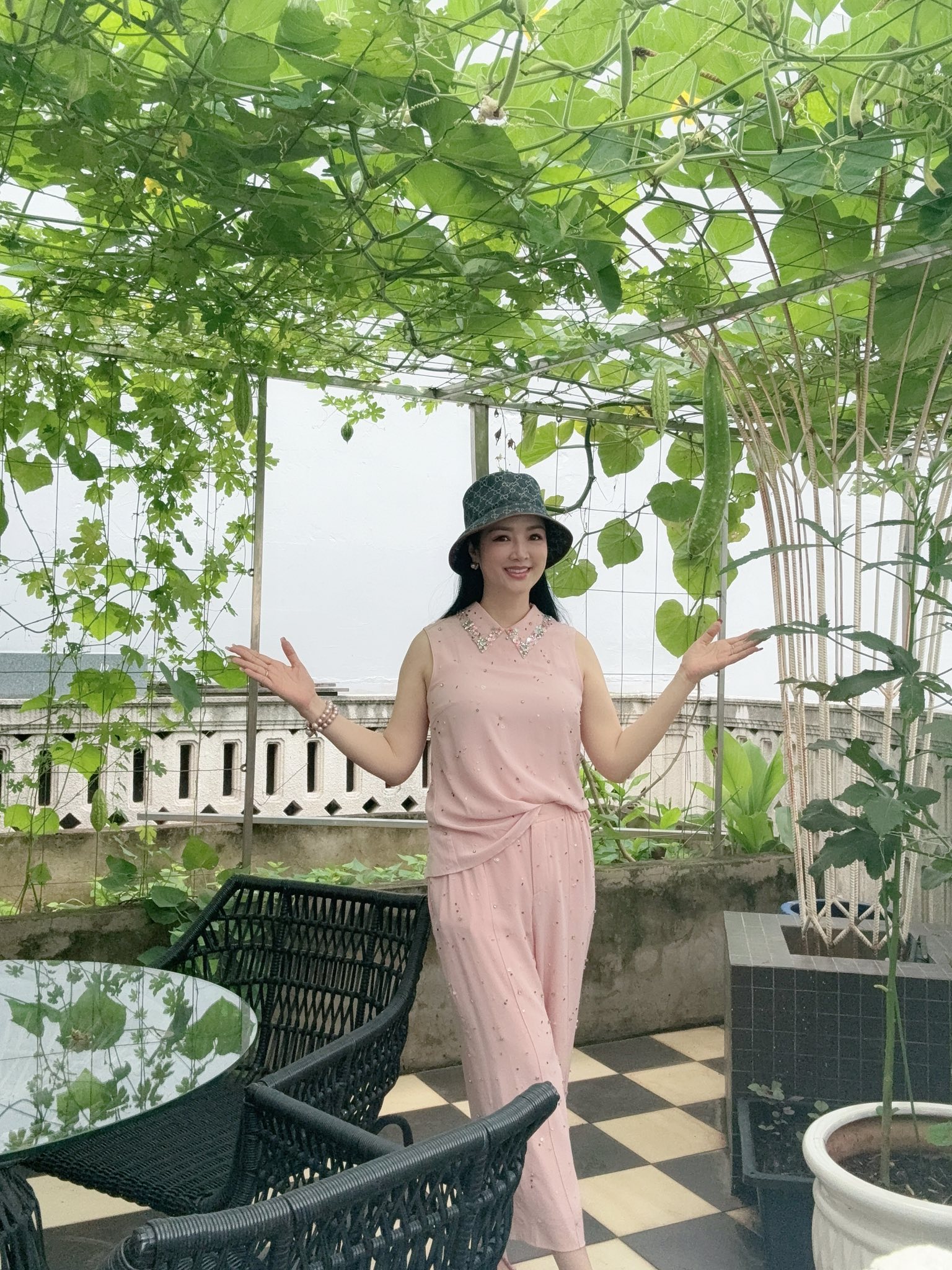 Mẹ đơn th&acirc;n U60 khoe body đẹp "mướt mắt", ở biệt thự nguy nga như cung điện, l&agrave; hoa hậu đ&igrave;nh đ&aacute;m 1 thời- Ảnh 7.