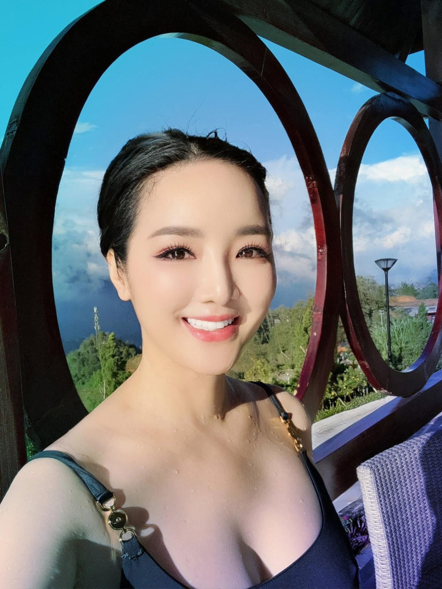 Mẹ đơn th&acirc;n U60 khoe body đẹp "mướt mắt", ở biệt thự nguy nga như cung điện, l&agrave; hoa hậu đ&igrave;nh đ&aacute;m 1 thời- Ảnh 4.