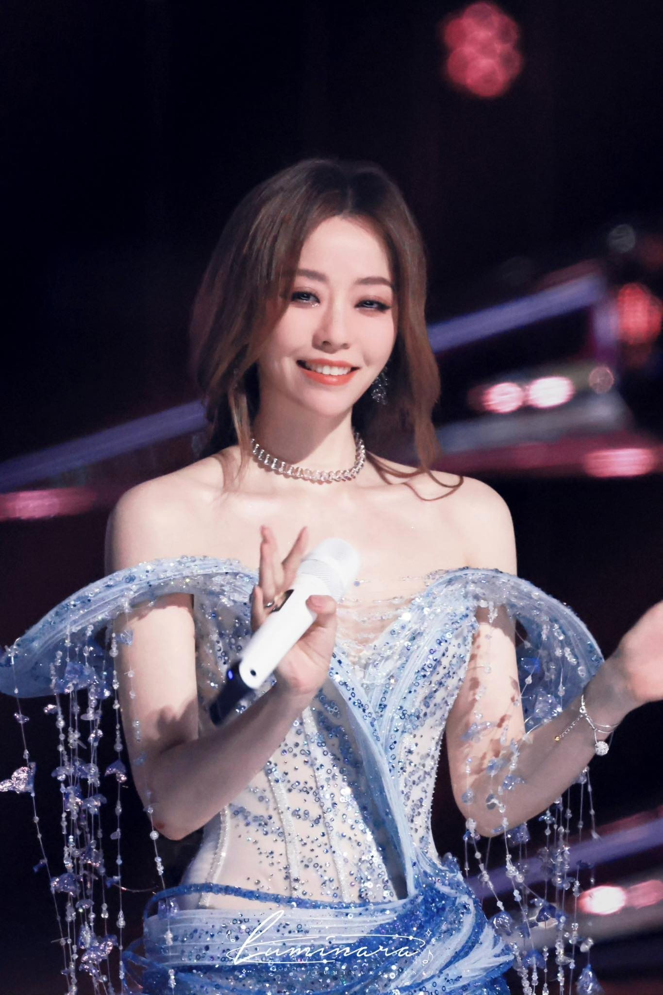 Showbiz c&oacute; mỹ nh&acirc;n l&agrave; "thi&ecirc;n thần biết h&aacute;t": 2 lần bị tố "tiểm tam", c&oacute; CEO lập c&ocirc;ng ty chục tỷ đ&ocirc; mời về h&aacute;t  - Ảnh 11.