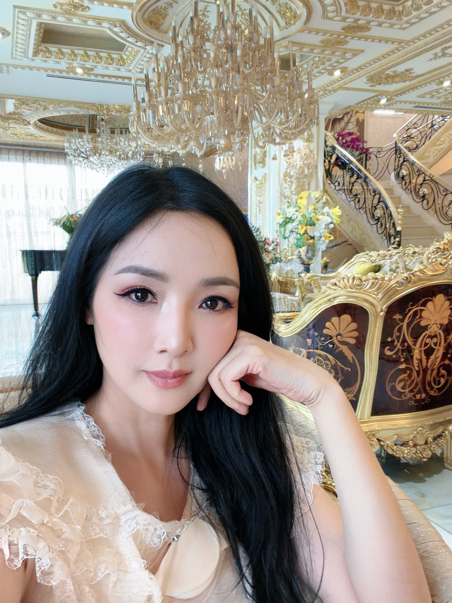 Mẹ đơn th&acirc;n U60 khoe body đẹp "mướt mắt", ở biệt thự nguy nga như cung điện, l&agrave; hoa hậu đ&igrave;nh đ&aacute;m 1 thời- Ảnh 5.