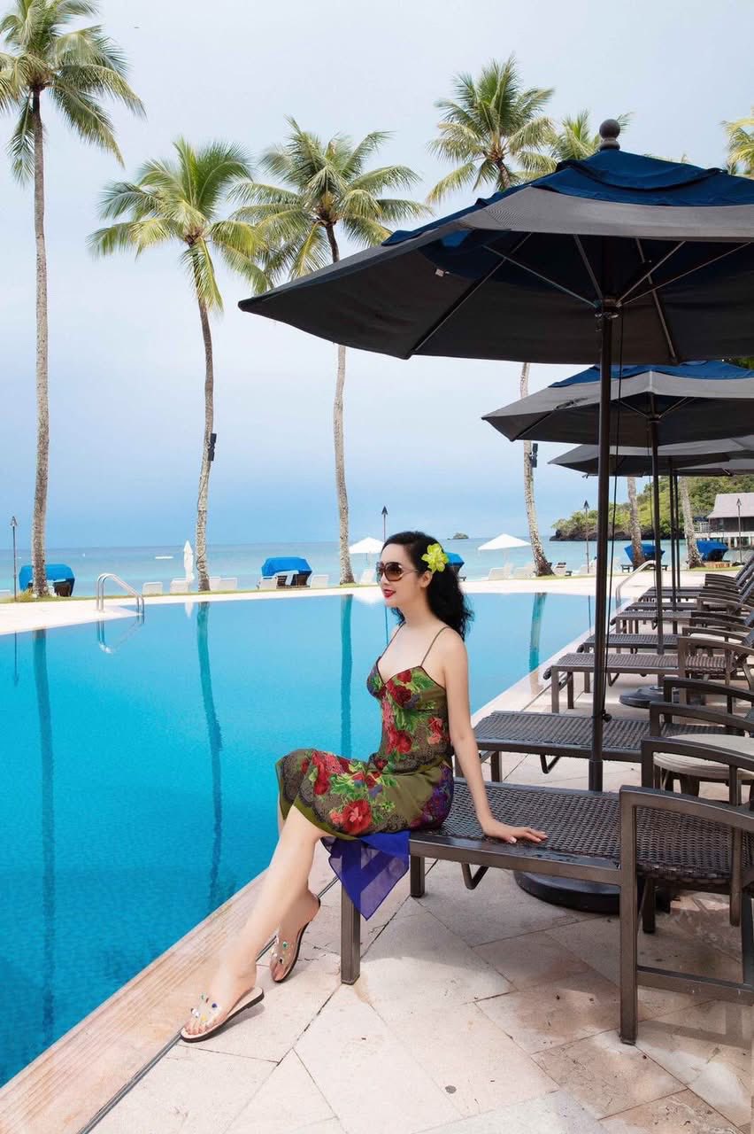 Mẹ đơn th&acirc;n U60 khoe body đẹp "mướt mắt", ở biệt thự nguy nga như cung điện, l&agrave; hoa hậu đ&igrave;nh đ&aacute;m 1 thời- Ảnh 3.
