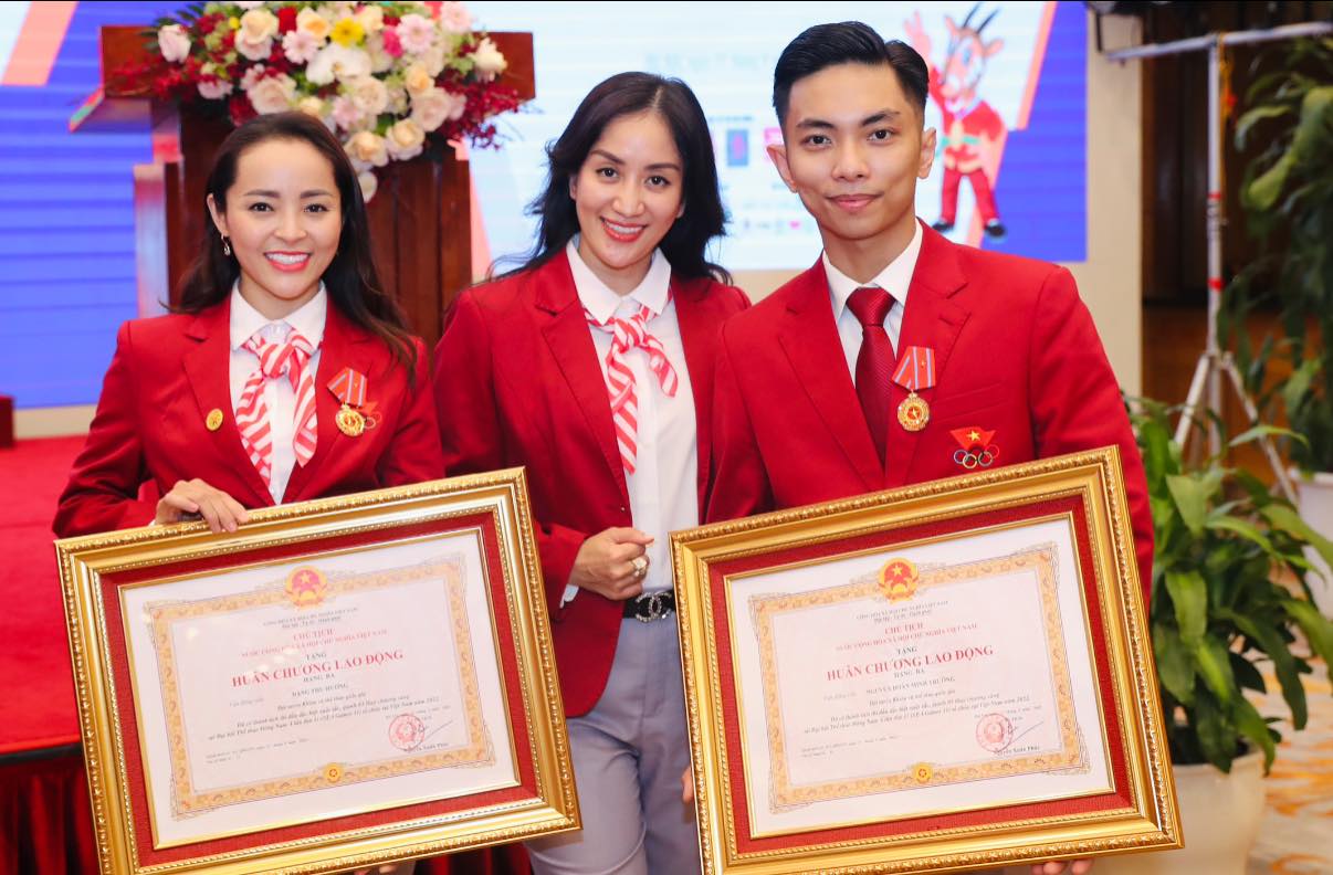 Kh&aacute;nh Thi - Phan Hiển c&ugrave;ng bạn nhảy nhận Hu&acirc;n chương lao động hạng Ba sau th&agrave;nh t&iacute;ch gi&agrave;nh HCĐ thế giới- Ảnh 1.