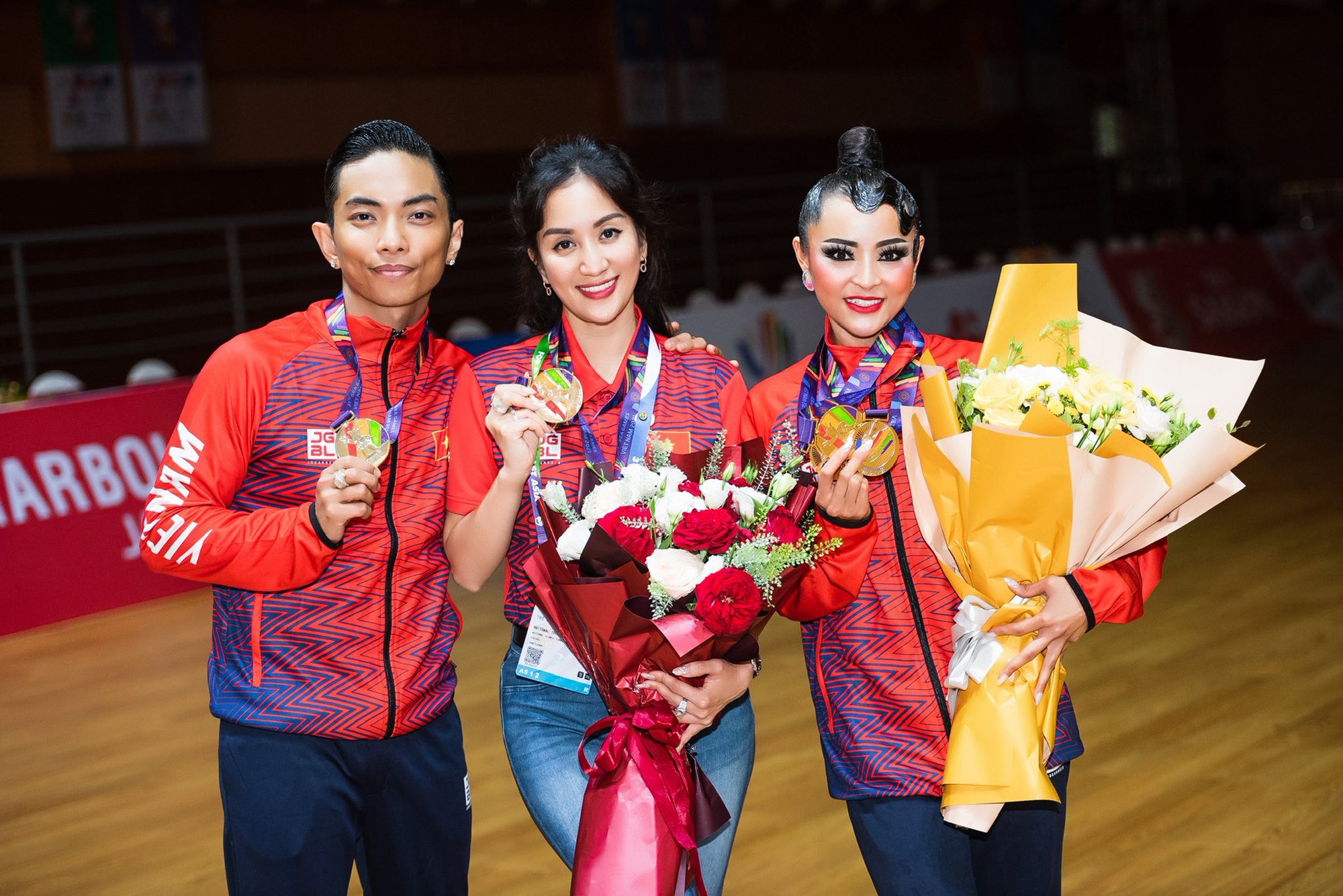 Kh&aacute;nh Thi - Phan Hiển c&ugrave;ng bạn nhảy nhận Hu&acirc;n chương lao động hạng Ba sau th&agrave;nh t&iacute;ch gi&agrave;nh HCĐ thế giới- Ảnh 2.