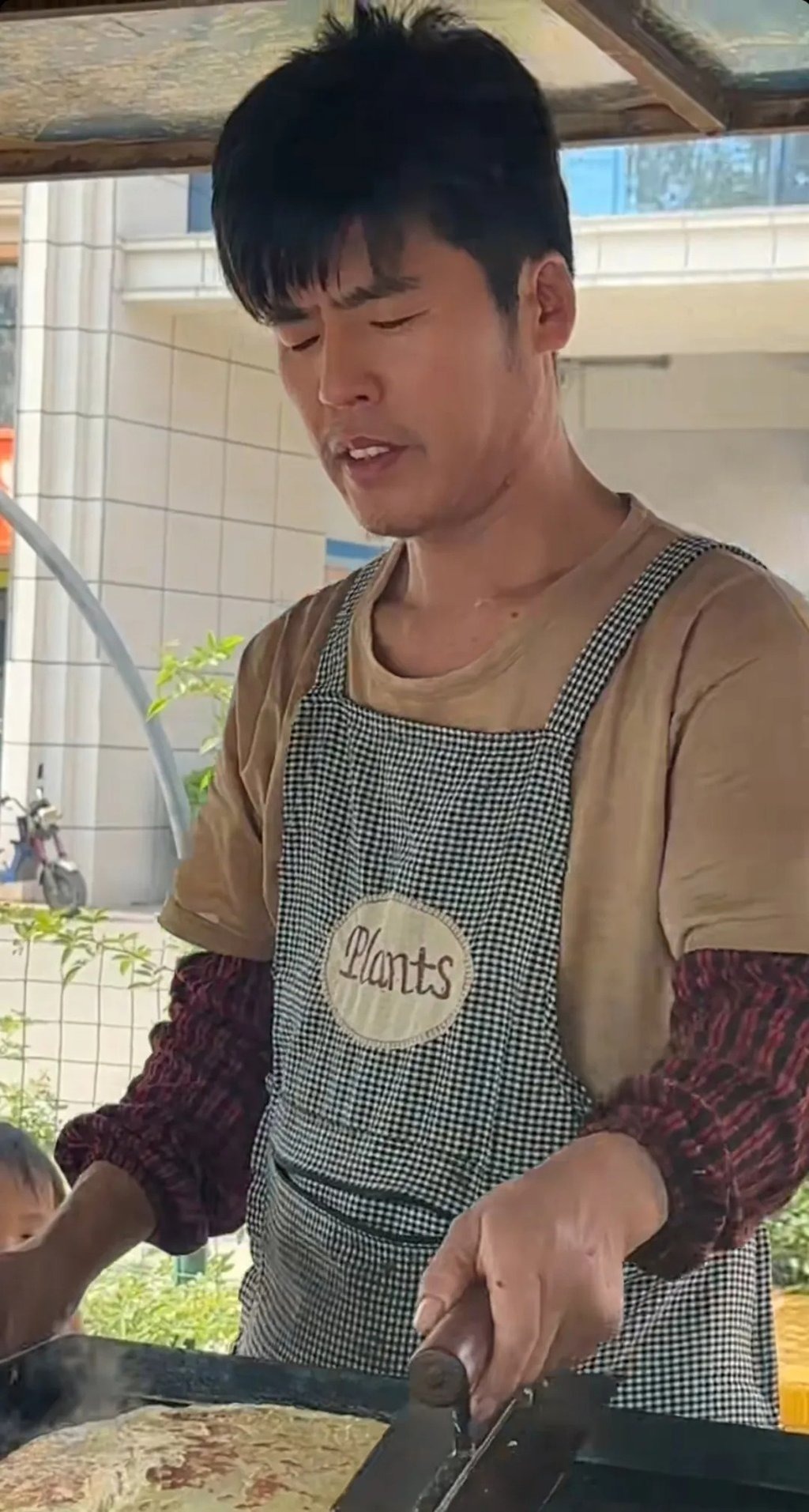 Ch&agrave;ng trai b&aacute;n b&aacute;nh lề đường đổi đời, mở 2 cửa h&agrave;ng v&igrave; giống hệt Ch&acirc;u Kiệt Lu&acirc;n- Ảnh 4.