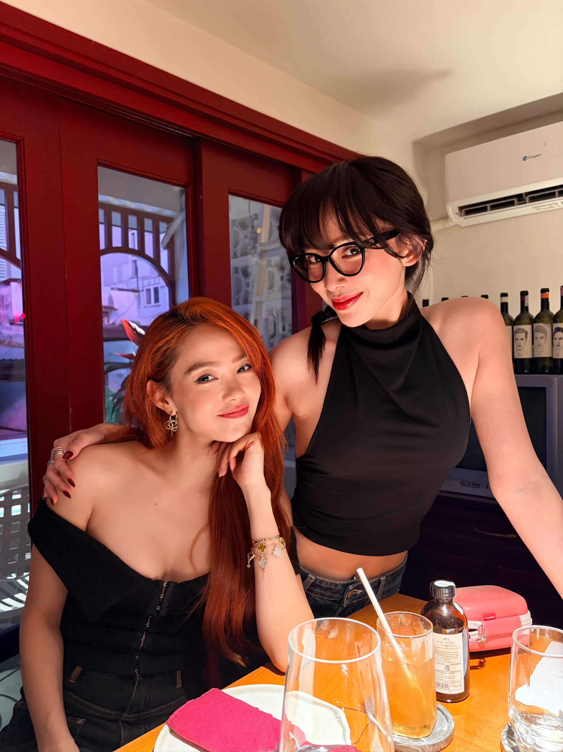 Mang hết camera thường ra vẫn kh&ocirc;ng d&igrave;m nổi 2 mỹ nh&acirc;n n&agrave;y, cứ s&aacute;p v&agrave;o l&agrave; kh&ocirc;ng ai l&agrave;m lại- Ảnh 2.