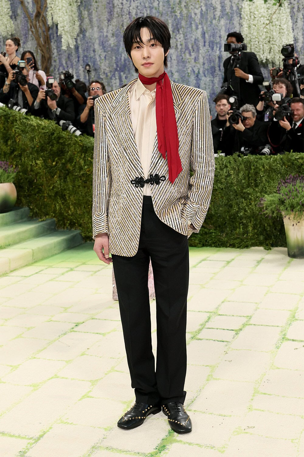 Mỹ nam cao 1m88 ki&ecirc;n nhẫn chờ Jisoo chụp h&igrave;nh chung ở Met Gala l&agrave; ngoại lệ 11 năm mới c&oacute; lại của H&agrave;n Quốc- Ảnh 1.