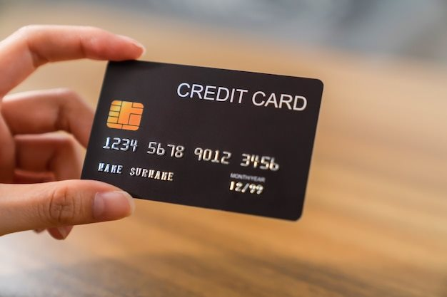 R&uacute;t tiền mặt 5,3 tỷ đồng nhưng t&agrave;i khoản trừ 7,2 tỷ: Ph&aacute;t hiện đường d&acirc;y chiếm đoạt tiền thẻ t&iacute;n dụng - Ảnh 1.