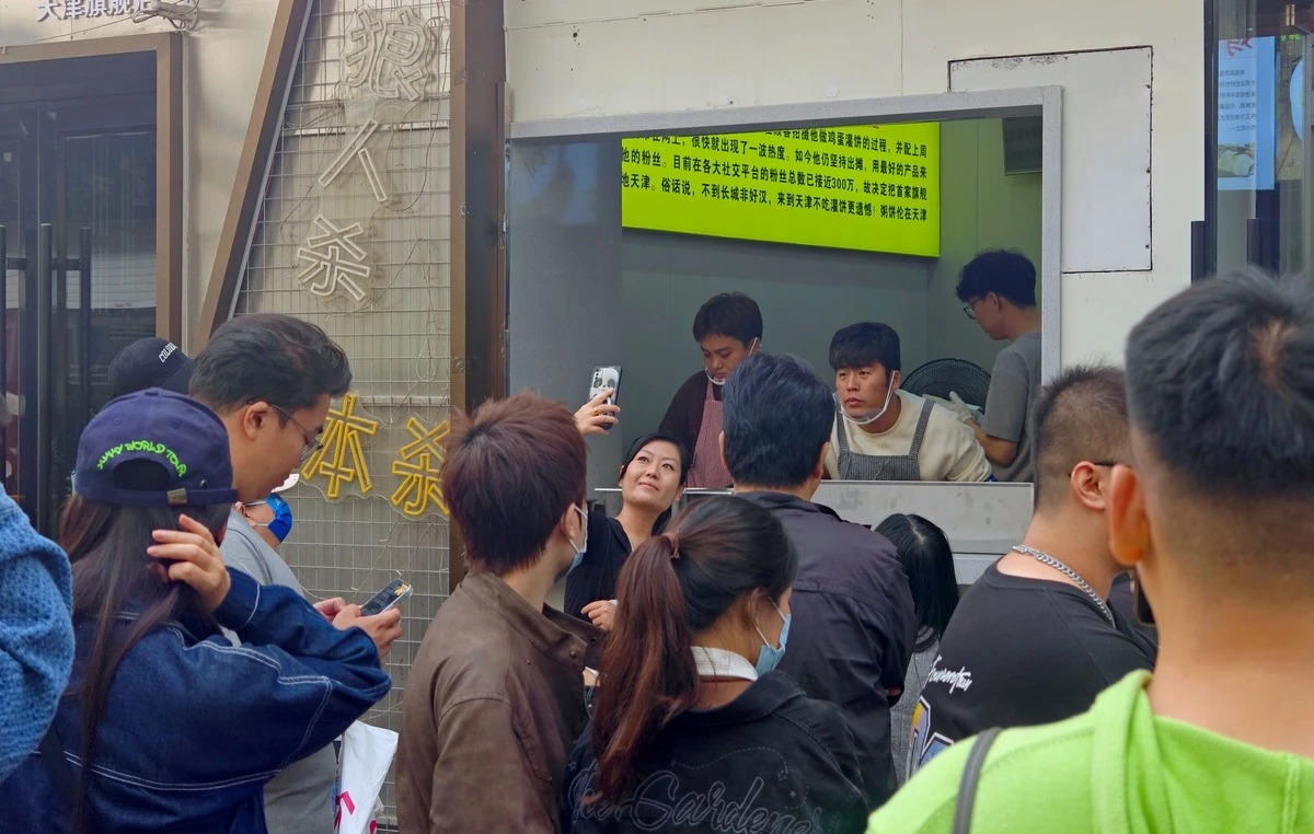 Ch&agrave;ng trai b&aacute;n b&aacute;nh lề đường đổi đời, mở 2 cửa h&agrave;ng v&igrave; giống hệt Ch&acirc;u Kiệt Lu&acirc;n- Ảnh 2.