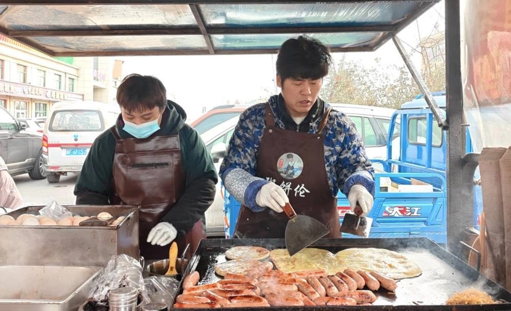 Ch&agrave;ng trai b&aacute;n b&aacute;nh lề đường đổi đời, mở 2 cửa h&agrave;ng v&igrave; giống hệt Ch&acirc;u Kiệt Lu&acirc;n- Ảnh 1.
