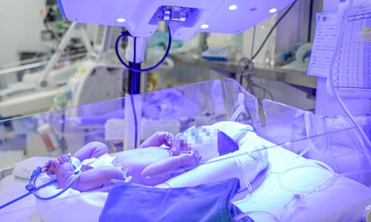 B&eacute; sơ sinh 4 ng&agrave;y tuổi mang nh&oacute;m m&aacute;u &ldquo;cực hiếm&rdquo; lần đầu ghi nhận - Ảnh 1.