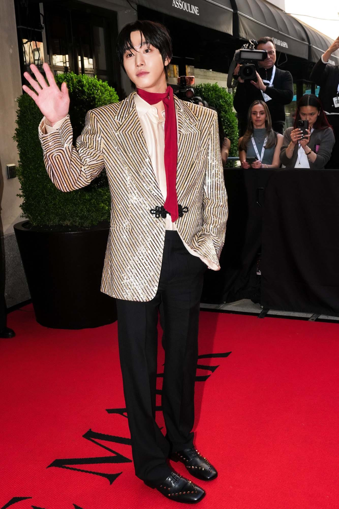 Mỹ nam cao 1m88 ki&ecirc;n nhẫn chờ Jisoo chụp h&igrave;nh chung ở Met Gala l&agrave; ngoại lệ 11 năm mới c&oacute; lại của H&agrave;n Quốc- Ảnh 3.