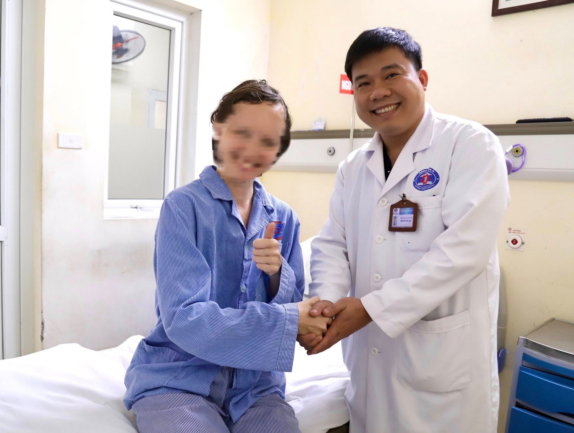 Nữ bệnh nh&acirc;n người Nga tự đi lại sau 7 ng&agrave;y mổ u n&atilde;o tại Việt Nam - Ảnh 1.