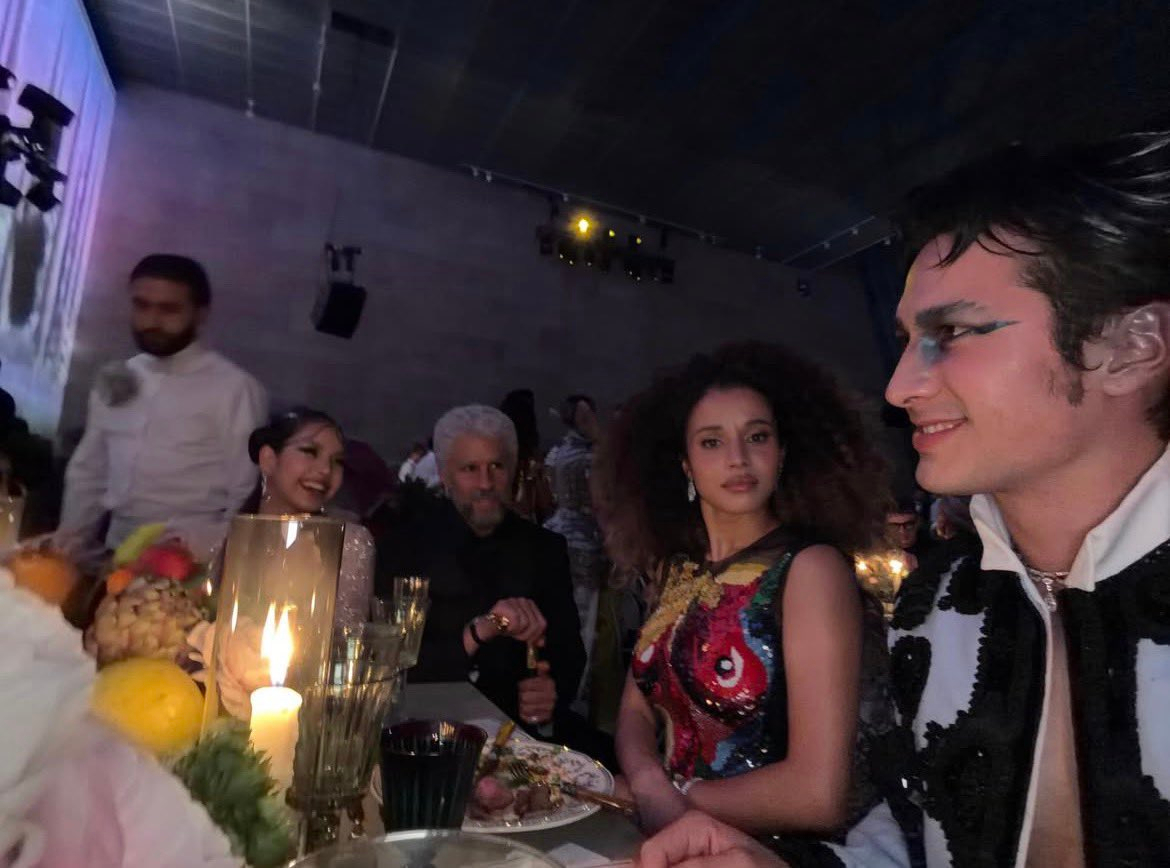 1 &ocirc;ng gi&agrave; li&ecirc;n tục tiếp cận Lisa (BLACKPINK) ở b&agrave;n tiệc Met Gala, lai lịch thế n&agrave;o m&agrave; được k&eacute;o ghế ngồi chung m&acirc;m- Ảnh 2.