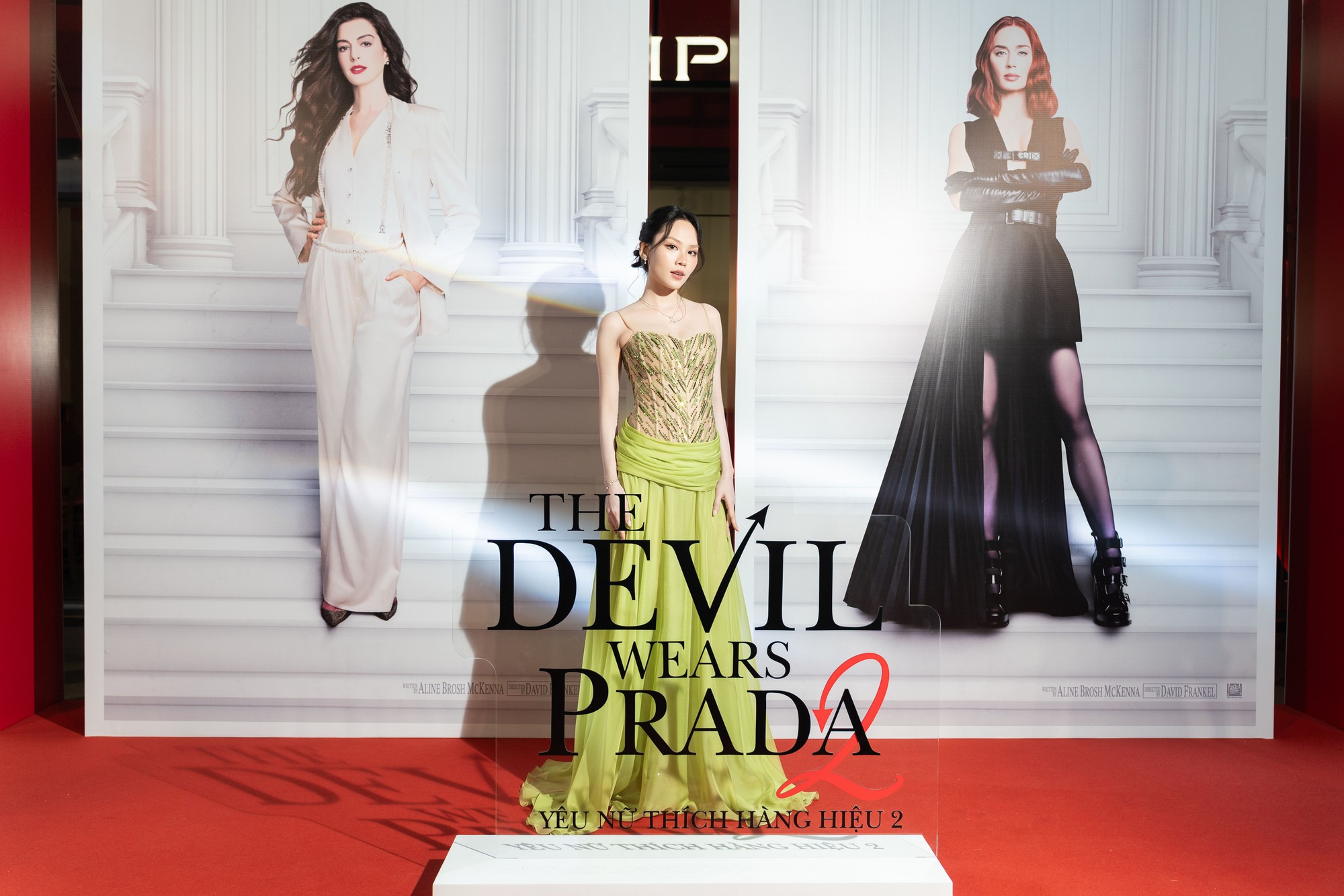 Thảm đỏ The Devil Wears Prada 2: Xo&agrave;i Non - Th&uacute;y Ng&acirc;n đẹp v&ocirc; thực, Thanh Thủy h&oacute;a c&ocirc; thư k&yacute; sexy chấn động MXH- Ảnh 11.