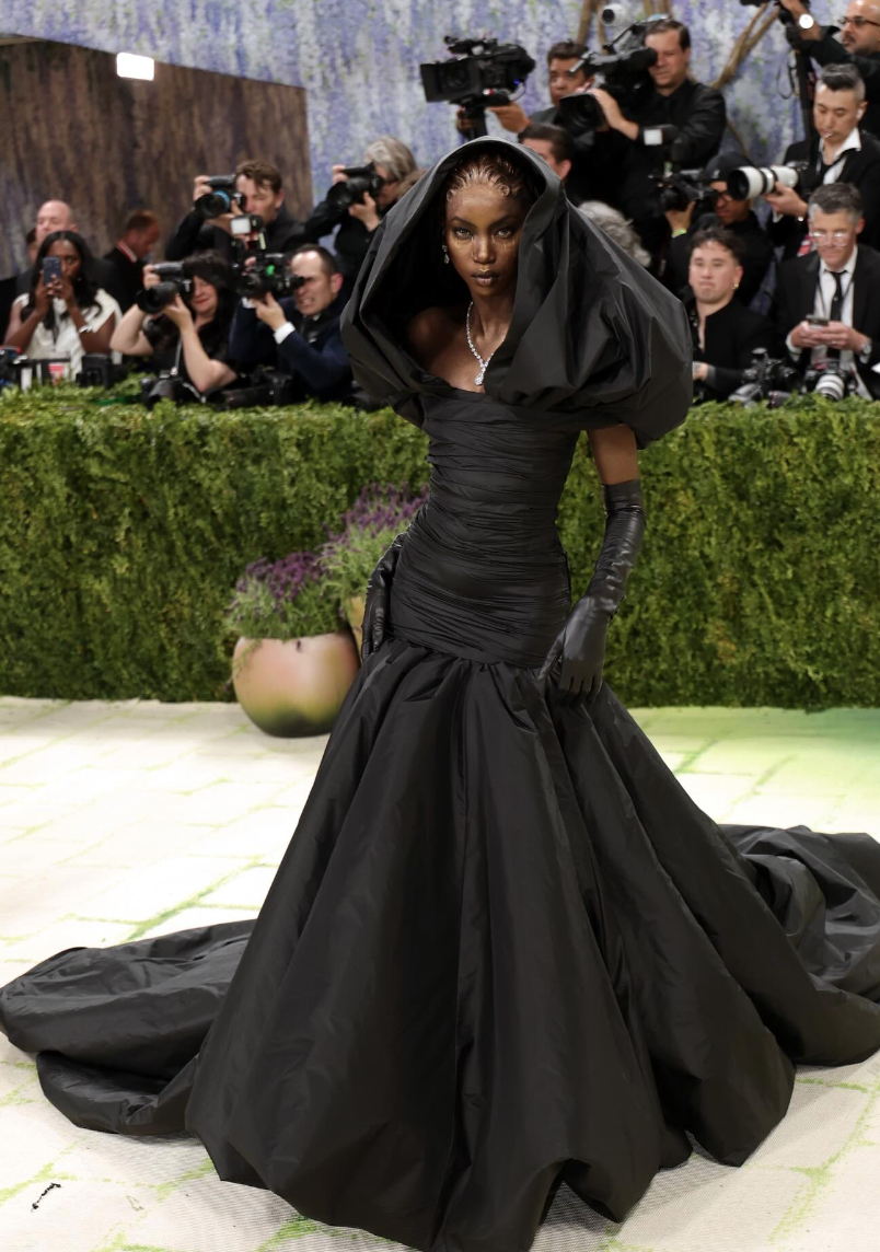 Giọt lệ đ&oacute;ng băng của &ldquo;ngọc trai đen&rdquo; l&agrave;ng mốt: M&agrave;n xuất hiện tĩnh lặng khiến Met Gala 2026 chấn động- Ảnh 2.