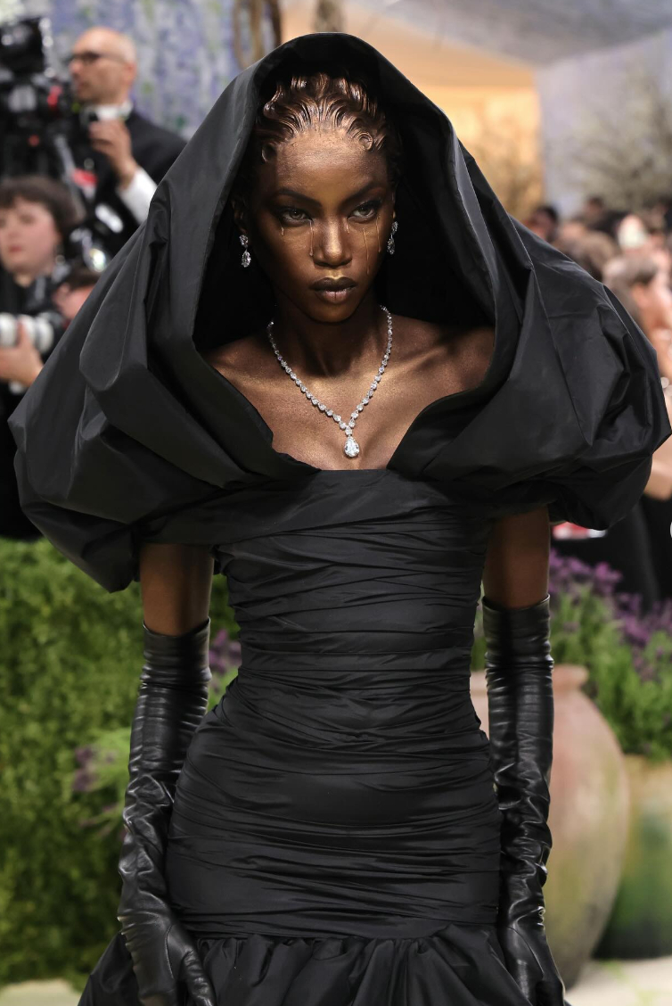 Giọt lệ đ&oacute;ng băng của &ldquo;ngọc trai đen&rdquo; l&agrave;ng mốt: M&agrave;n xuất hiện tĩnh lặng khiến Met Gala 2026 chấn động- Ảnh 1.