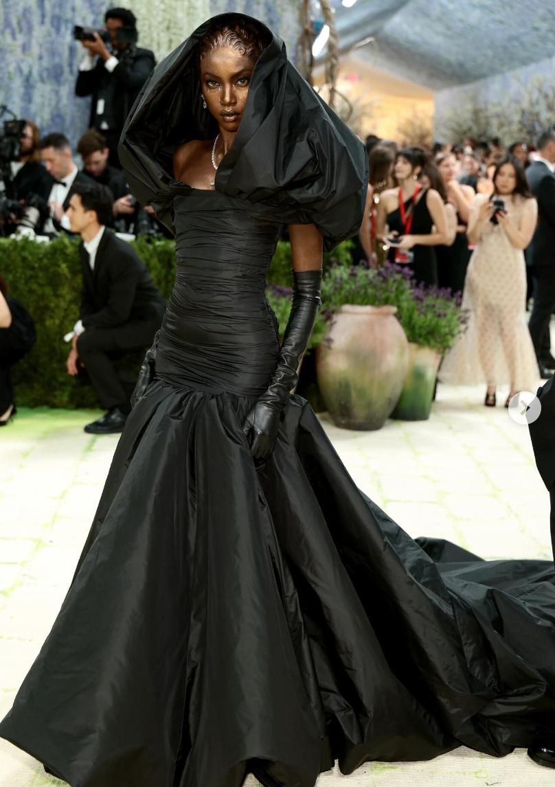 Giọt lệ đ&oacute;ng băng của &ldquo;ngọc trai đen&rdquo; l&agrave;ng mốt: M&agrave;n xuất hiện tĩnh lặng khiến Met Gala 2026 chấn động- Ảnh 4.