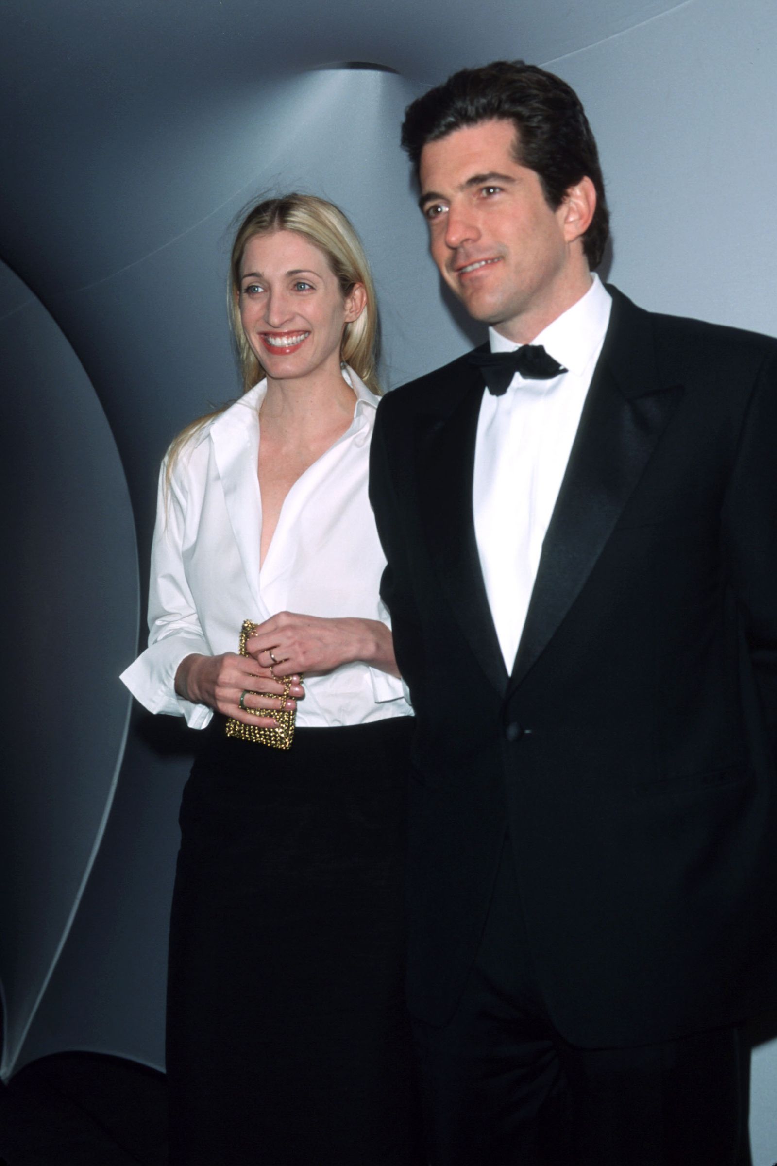 &Aacute;o sơ mi trắng kiểu Carolyn Bessette-Kennedy: Item bị săn l&ugrave;ng nhất h&egrave; 2026 sau loạt phim "Love Story" g&acirc;y sốt to&agrave;n cầu- Ảnh 2.
